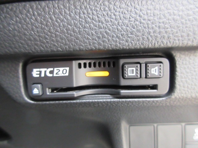 有料道路をキャッシュレスで通行できるETC車載器付きです。運転席足元に設置されています。ETCセットアップ費用は含まれておりません。別途必要となります。
