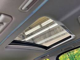 【ツインムーンルーフ】開放感たっぷりの希少装備、サンルーフが装着されています！車内に明かりを取り入れたり景色を楽しむ以外にも、車内の空気も簡単に換気できて快適です！
