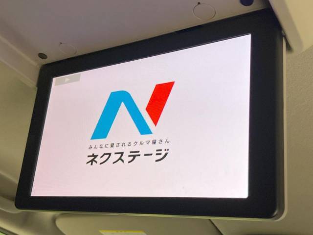 【後席モニター】家族や友人とお出かけする機会が多い方に大人気の後席モニターを装備！見やすい位置に画面がありテレビやDVDの視聴も快適！友達もお子様も、後席にしか乗らなくなるかも？？