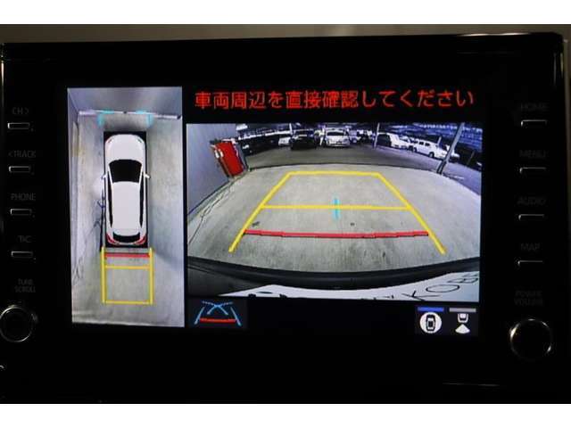 前後左右のカメラの映像を合成し、車を上から見たような視点のパノラミックビューモニター。後方の死角だけでなく左右や前方の障害物の発見もしやすくなります。