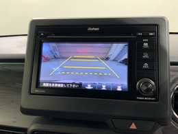 リバースギアに入れるだけで後方の表示へ切り替わります。夜間や雨の日の駐車も楽になりますよ。