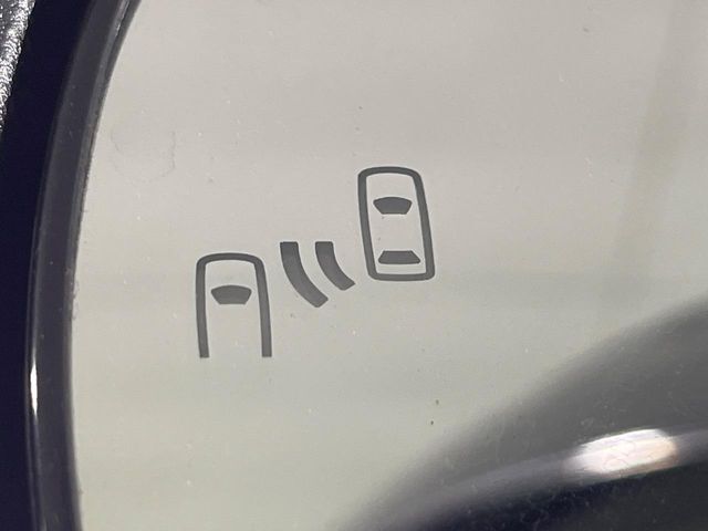 【ブラインドスポットモニター】走行中、ドアミラーの死角になりやすい箇所に後続車が接近するとサイドミラーのレンズに警告を表示！ドライバーに注意喚起をしてくれます。