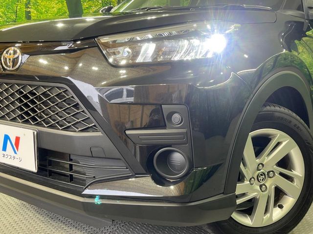 【LEDヘッドライト】悪天候や夜間走行時も良好な視界を確保し安心して運転できる高輝度LEDヘッドライトを装備！点灯速度が早く、消費電力も抑えられています。