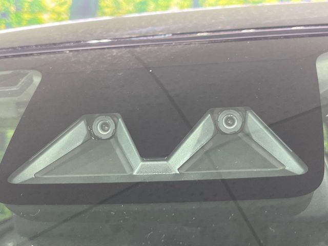 【スマートアシスト】走行中に前方の車両等を認識し、衝突しそうな時は警報とブレーキで衝突回避と被害軽減をアシスト。より安全にドライブをお楽しみいただけます。