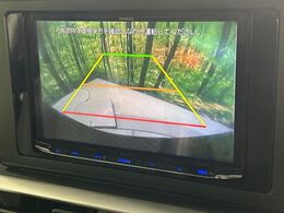 【バックカメラ】駐車時に後方がリアルタイム映像で確認できます。大型商業施設や立体駐車場での駐車時や、夜間のバック時に大活躍！運転スキルに関わらず、今や必須となった装備のひとつです！
