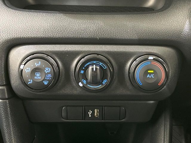 【オートエアコン】一度お好みの温度に設定すれば、車内の温度を検知し風量や温度を自動で調整。暑い…寒い…と何度もスイッチ操作をする必要はありません。快適な車内空間には必須の機能ですね♪