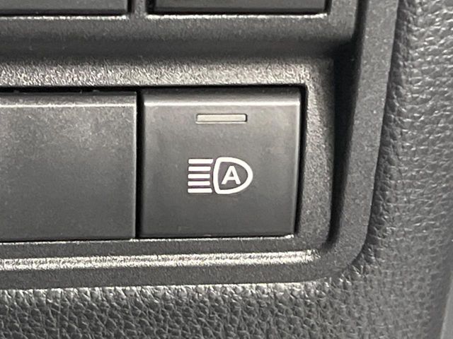 【アダプティブハイビーム】遠くまで明るく照らすハイビームを先行車や対向車に照射しない様、自動で調整！毎回手動で切り替える必要がなく、夜間走行時のストレスも軽減。安全性向上にも寄与します。