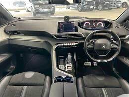 店内には最新ナビの展示ブースもございます。カロッツェリア・アルパイン・イクリプスのカーナビを取り扱っており、バックカメラ・フリップダウンモニターの取付も可能です。