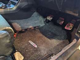 ラプーリーなど新品交換されております。ラグルススペックS車高調(2年5,000キロ使用)。半年前にエアコンコンプレッサー新品交換されており夏場でも快適走行可能でございます。