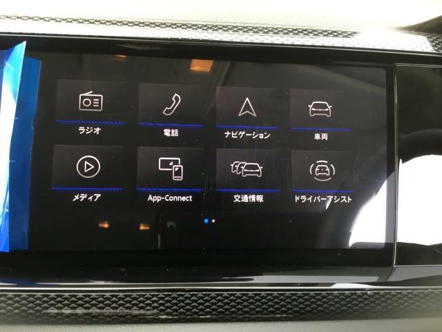 タッチパネルの純正ナビゲーション「ディスカバープロ」。CD、DVD、SDカード、Bluetooth、App-Connectなどの機能を搭載しています。
