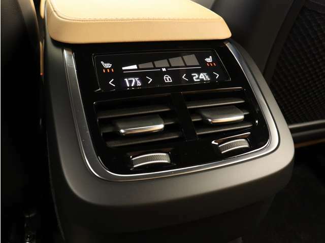 4ゾーン・フルオートマチック・エアコンディショナーにより、前両席および後席左右でそれぞれ個別に温度設定することができます。シートヒーターはフロントシートだけでなく2列目シートにも装備されています。