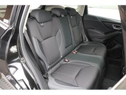 ゲストも寛げるリヤシートはリクライニング機能付き