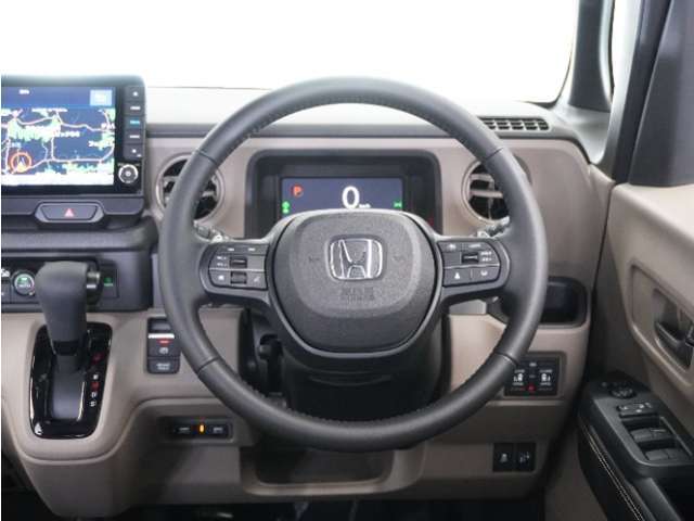 【Honda SENSING】 カメラ等装置で精度の高い検知能力を発揮、安全運転を支援します。ステアリング上のコントローラーに注目！