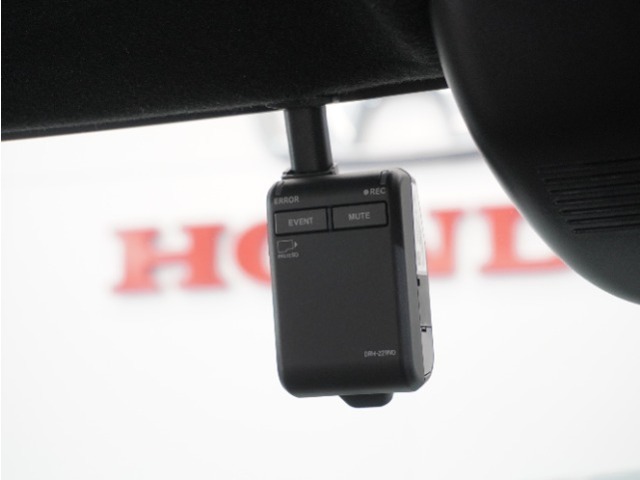 ◆ドライブレコーダー◆映像・音声などを記録する自動車用の装置です。　もしもの事故の際の記録はもちろん、旅行の際の思い出としてドライブの映像を楽しむことができます。