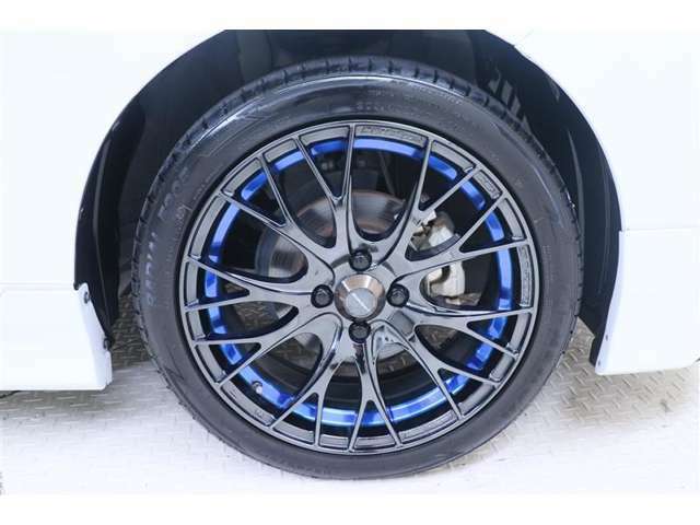 足元をぐっと引き締めるアルミホイール！タイヤサイズは205/45R17