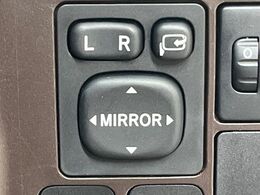 【電動格納ミラー】サイドミラーは電動格納式となっており、狭い駐車場でもキズがつくリスクを抑えられます。