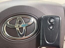【キーレス】少し離れた場所からでもボタン一つでドアの開錠・施錠ができるのでとっても便利！ドアの鍵穴周りに傷をつけることもありません♪