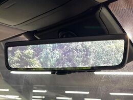 【デジタルインナーミラー】後席の大きな荷物や同乗者で後方が確認しづらい時でも安心！カメラが撮影した車両後方の映像をルームミラー内に表示。クリアな視界で状況の確認が可能です！
