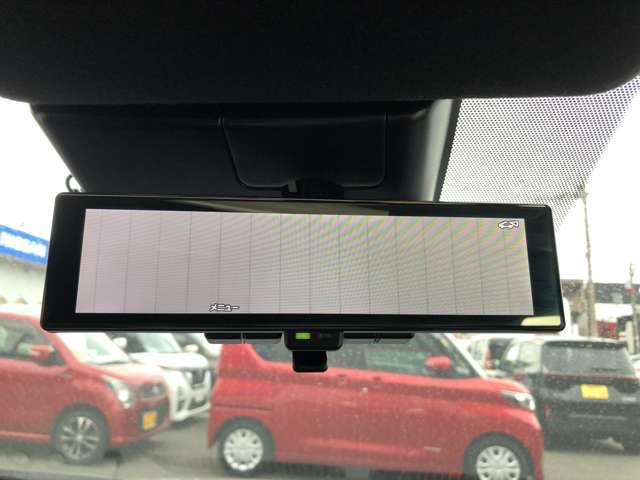 カメラの映像を直接写します。スマートルームミラー