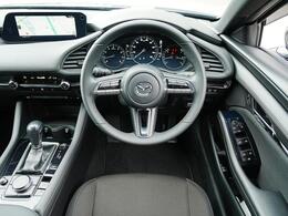 左右対称なレイアウトと水平基調の造形によってクルマとの一体感が強調され、運転への意識が自然と高まっていく、心地よい空間となっています。