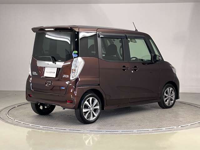 当社からご成約の中古車は前面撥水ウインドゥ施工して納車致します。独自コーティング技術と専用撥水ワイパーで高い撥水効果を持続します。処理した後は雨粒が水玉となってはじけ飛び、良好な視界を確保できます。