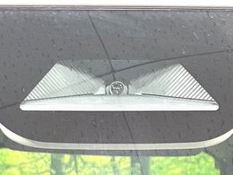 【ホンダセンシング】走行中に前方の車両等を認識し、衝突しそうな時は警報とブレーキで衝突回避と被害軽減をアシスト。より安全にドライブをお楽しみいただけます。