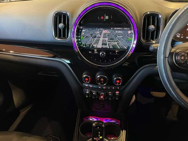 ご遠方の場合でも、下取り車両の金額を概算でお出しすることは可能でございます。車検証をお手元に、走行距離をご確認の上お問い合わせくださいませ。