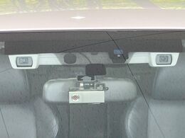 【アイサイトVer3】前方の車両等を検知し、衝突しそうな時は警報で注意を促し、ブレーキを踏む力をサポート。ブレーキを踏めなかった場合は衝突被害軽減ブレーキが作動、衝突回避をサポートします。