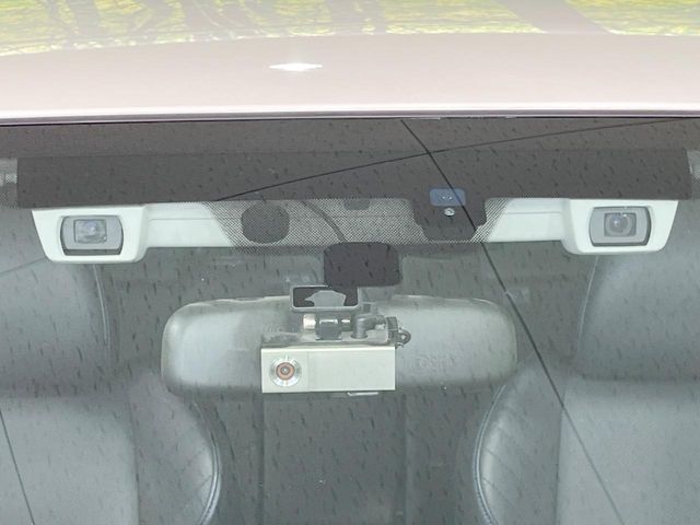 【アイサイトVer3】前方の車両等を検知し、衝突しそうな時は警報で注意を促し、ブレーキを踏む力をサポート。ブレーキを踏めなかった場合は衝突被害軽減ブレーキが作動、衝突回避をサポートします。