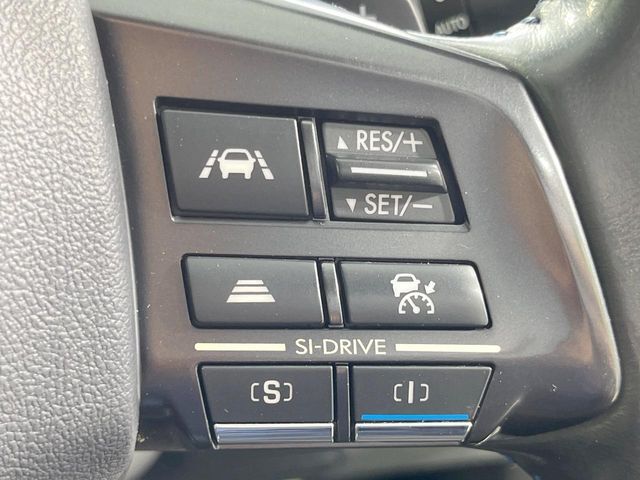 【全車速追従機能付クルーズコントロール】高速道路での長距離走行が楽に！！自動で速度を保つクルーズコントロールが、衝突軽減システムと連携し、前方の車両を感知して車間を保つように速度調節してくれます！！