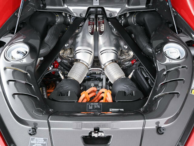 リアミッドに搭載された2.9L V6ツインターボエンジンはモーターのアシストを受け、総出力830PSを誇ります。