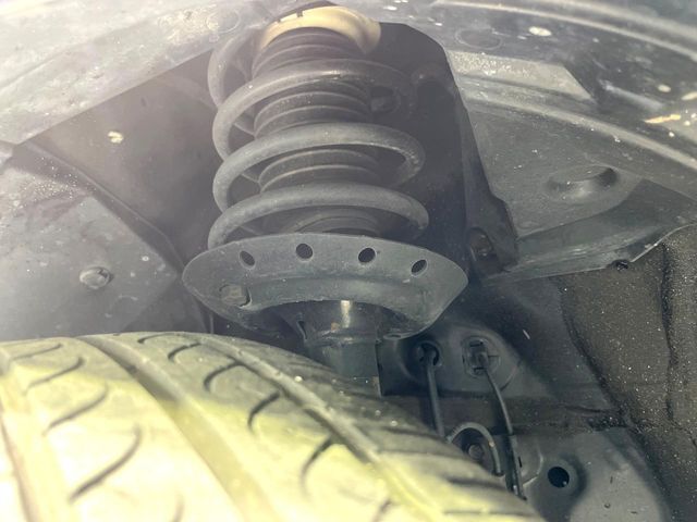 お車を安心してお乗りいただく為には、足回りの定期点検が欠かせません。サービスサポート（有償保証）では無料点検もご提供しており、安心のカーライフをお過ごしいただけるサポート体制が整っています。