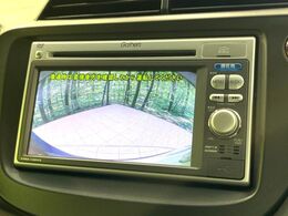 【バックカメラ】駐車時に後方がリアルタイム映像で確認できます。大型商業施設や立体駐車場での駐車時や、夜間のバック時に大活躍！運転スキルに関わらず、今や必須となった装備のひとつです！