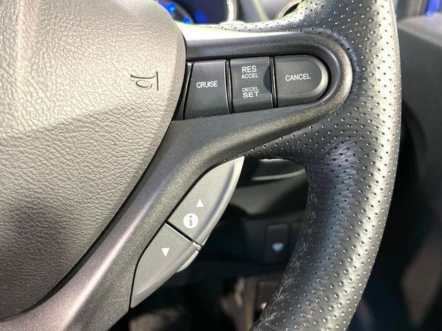 【クルーズコントロール】高速道路もラクラク走行。アクセルを離しても一定速度で走行ができ、長距離運転時の負担を軽減！加速・減速も簡単なスイッチ操作で調整できます。