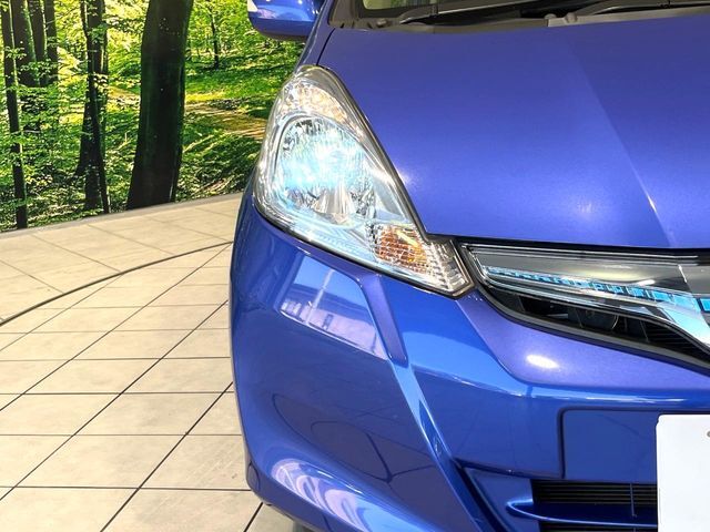 【HIDヘッドライト】非常に明るく前方を照らしてくれるので、悪天候や夜間の走行時も視界良好で安心してお乗りいただけます。