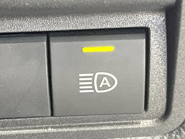 【オートマチックハイビーム】夜間の安全走行に役立つ便利な機能！先行車や対向車を検知し、ハイビームとロービームを自動で切り替えてくれます♪
