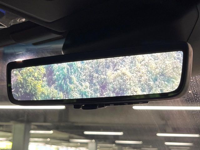 【デジタルインナーミラー】後席の大きな荷物や同乗者で後方が確認しづらい時でも安心！カメラが撮影した車両後方の映像をルームミラー内に表示。クリアな視界で状況の確認が可能です！