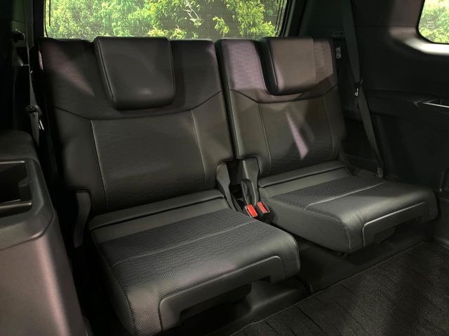 床下収納式のサードシートです。座席部分をコンパクトに収納でき、広大な荷室スペースとしてお使いいただけます！乗車人数や荷物の量など利用シーンに合わせて3列目を有効活用でき、とっても便利♪