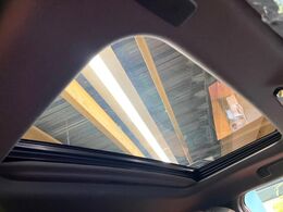 【サンルーフ】開放感たっぷりの希少装備、サンルーフが装着されています！車内に明かりを取り入れたり景色を楽しむ以外にも、車内の空気も簡単に換気できて快適です！
