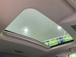 【サンルーフ】ボタンひとつで開閉可能！開放感たっぷりのサンルーフが装着されています！車内に明かりを取り入れたり景色を楽しむ以外にも、よどみがちな車内の空気も簡単に換気できて快適です！