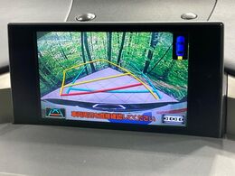 【バックカメラ】駐車時に後方がリアルタイム映像で確認できます。大型商業施設や立体駐車場での駐車時や、夜間のバック時に大活躍！運転スキルに関わらず、今や必須となった装備のひとつです！