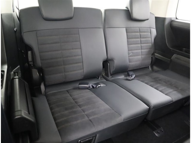3列目シートは跳ね上げ式で折りたたみ可能です。キャンプ用品など大きな荷物もばっちり収納可能です！