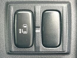【パワースライドドア】スマートキーや運転席のスイッチでスライドドアの開閉が可能♪電動だから力を入れてドアを開ける必要が無く、小さいお子様でも、重い荷物を持っている時もラクに開け閉めできます♪