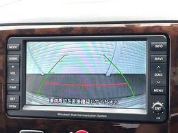 【バックカメラ】駐車時に後方がリアルタイム映像で確認できます。大型商業施設や立体駐車場での駐車時や、夜間のバック時に大活躍！運転スキルに関わらず、今や必須となった装備のひとつです！