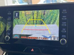 【バックカメラ】駐車時に後方がリアルタイム映像で確認できます。大型商業施設や立体駐車場での駐車時や、夜間のバック時に大活躍！運転スキルに関わらず、今や必須となった装備のひとつです！