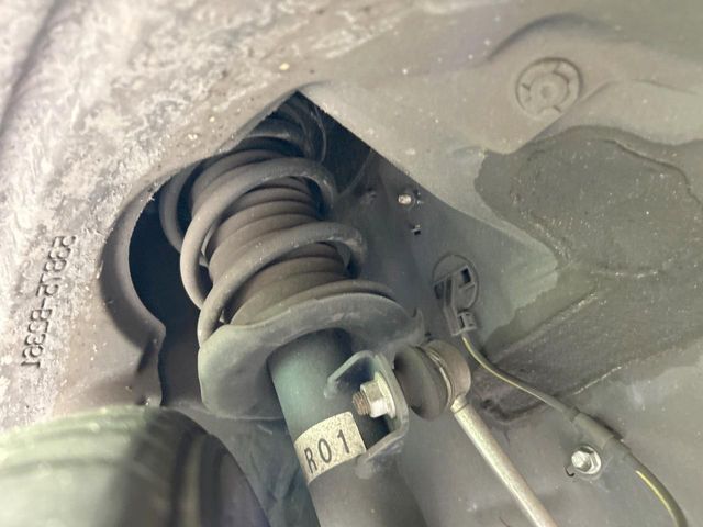お車を安心してお乗りいただく為には、足回りの定期点検が欠かせません。サービスサポート（有償保証）では無料点検もご提供しており、安心のカーライフをお過ごしいただけるサポート体制が整っています。