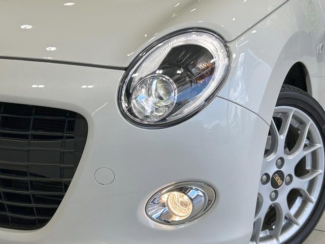 【LEDヘッドライト】悪天候や夜間走行時も良好な視界を確保し安心して運転できる高輝度LEDヘッドライトを装備！点灯速度が早く、消費電力も抑えられています。