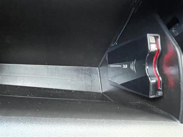 【ETC】有料道路を利用する際に料金所で停止することなく通過できる、ETC車載器（ノンストップ自動料金収受システム機器）が装備されています。セットアップを行うことで利用可能になります。