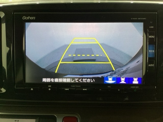バックでの車庫入れも安心です！　リアカメラが付いているバックモニター付のナビを装備しております。操作線もついており距離感も画面から確認できます。