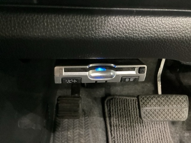 ハンドルの左下にETCがついています。高速道路の料金所の通過も楽々です。　カードの取り出しもしやすい場所についています。